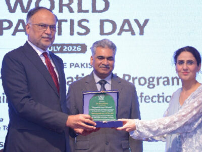 ANTH Director Dr. Areej Neyazi presenting a souvenir to Federal Minister Ahsan Iqbal on World Hepatitis Day 2026