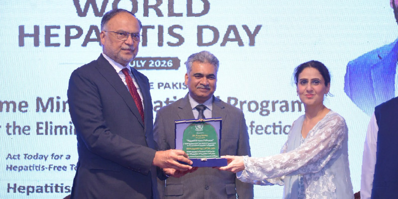 ANTH Director Dr. Areej Neyazi presenting a souvenir to Federal Minister Ahsan Iqbal on World Hepatitis Day 2026